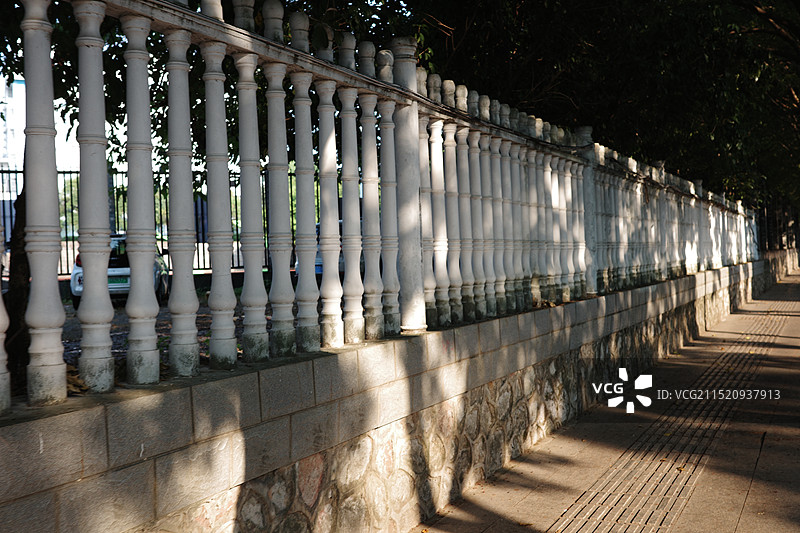 午后光影下的防护栏图片素材