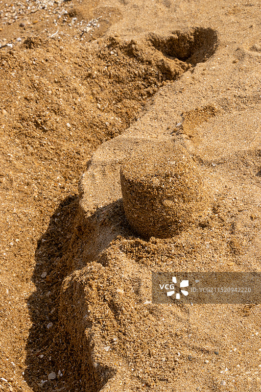 沙滩玩耍堆沙子图片素材