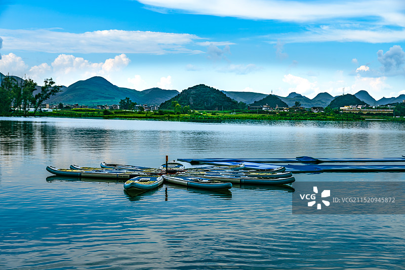 晚霞下的云南省文山州丘北县普者黑景区-码头游船图片素材