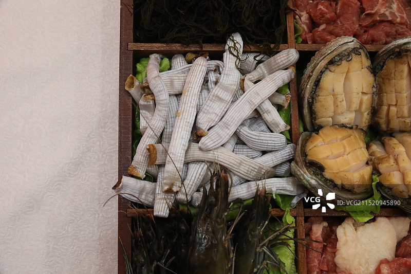 海南菜：糟粕醋火锅配菜  一个格子存放很多海鲜图片素材