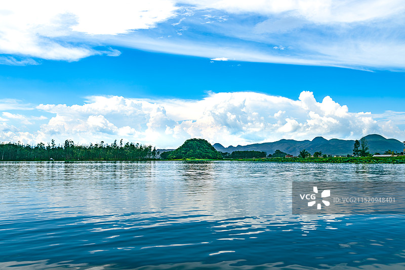 蓝天白云下的丘北县普者黑图片素材