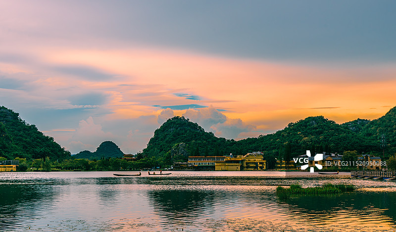 晚霞下的文山普者黑村图片素材