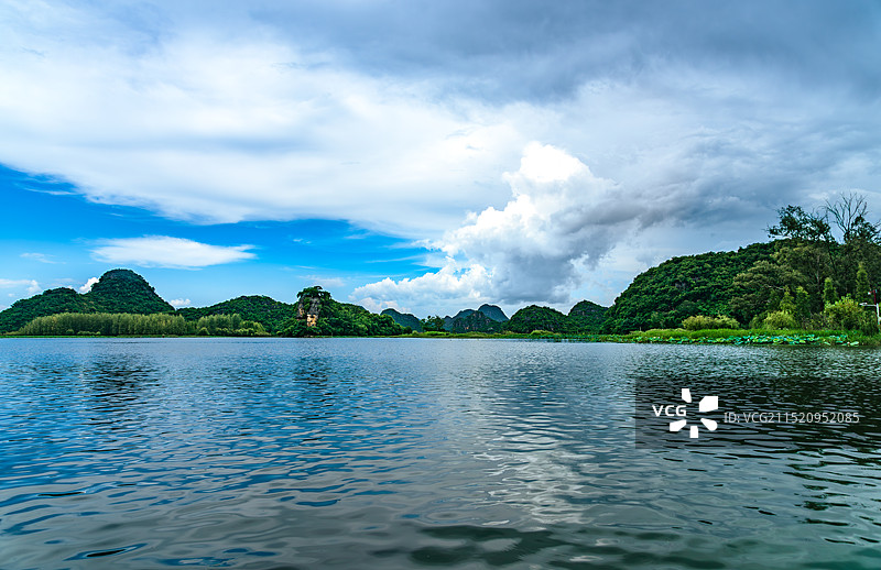 蓝天白云下的云南普者黑景区图片素材