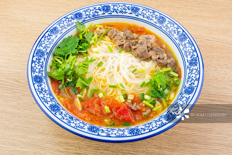一碗番茄牛腩酸汤米粉图片素材