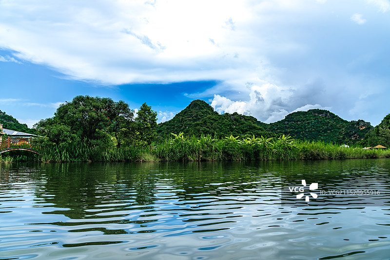 蓝天白云下的普者黑图片素材