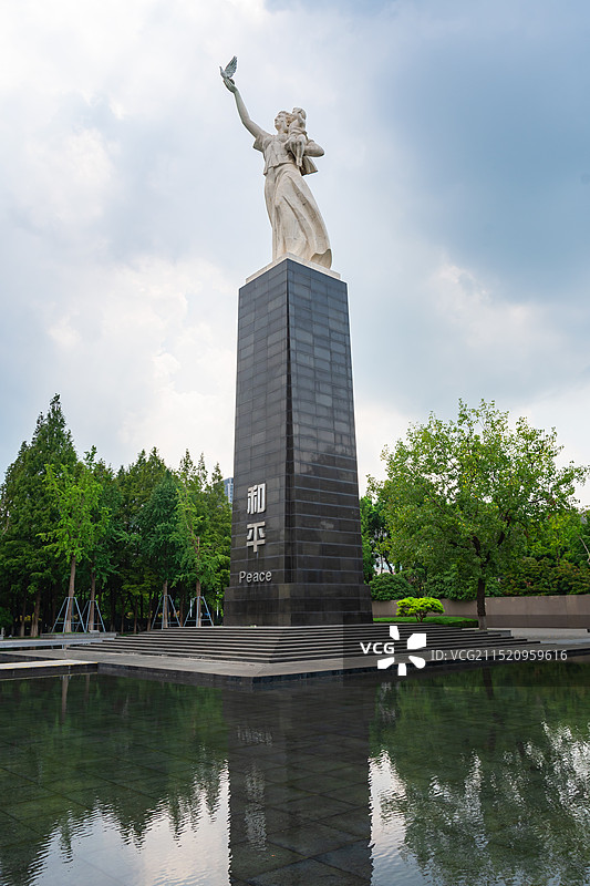 侵华日军南京大屠杀遇难同胞纪念馆的纪念雕塑图片素材