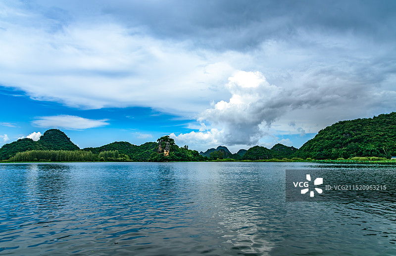 蓝蓝的湖水-云南省文山州丘北县普者黑图片素材