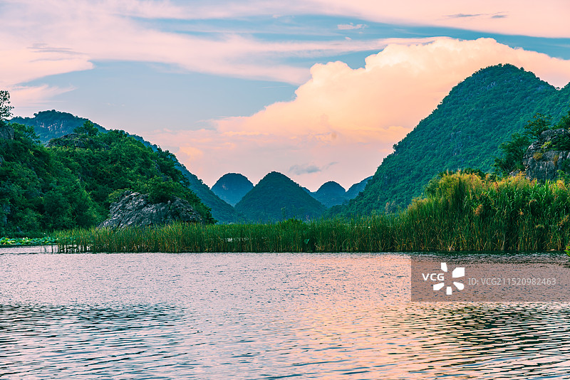 晚霞下绝美普者黑天鹅湖风景区图片素材