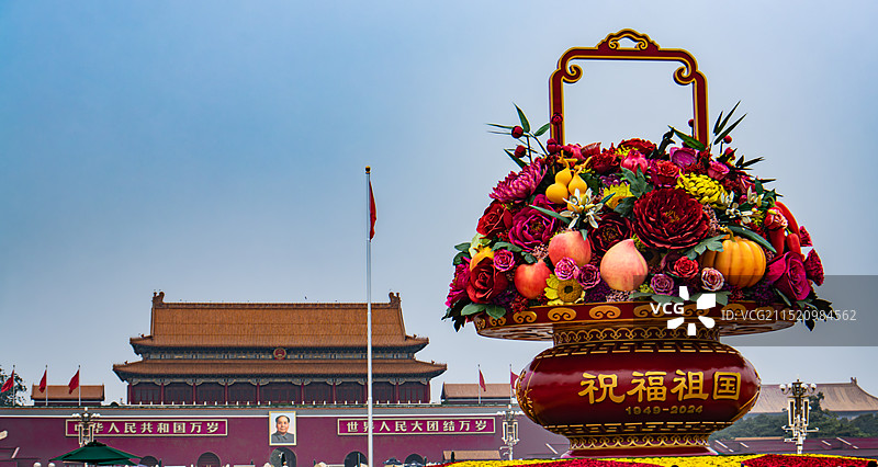 2024年国庆节，天安门广场上的祝福祖国花篮、国旗和天安门图片素材