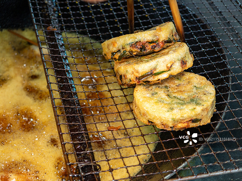 香脆可口特色小吃—炸油糍图片素材