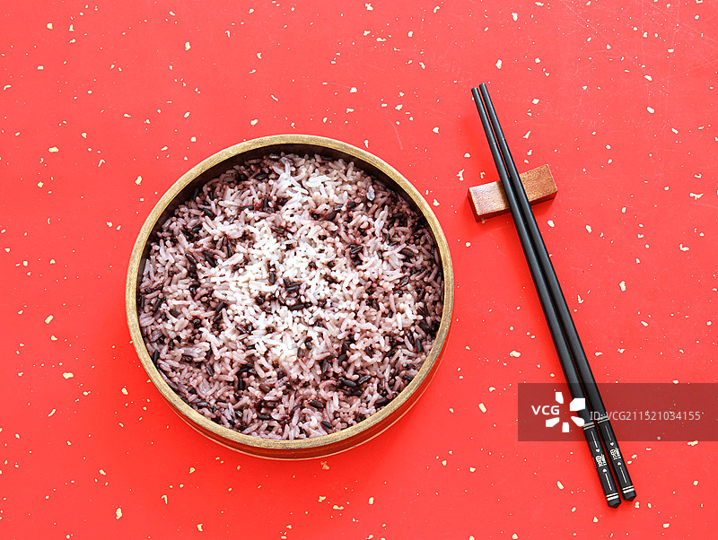 红色背景上的中餐主食粮食杂粮米饭图片素材