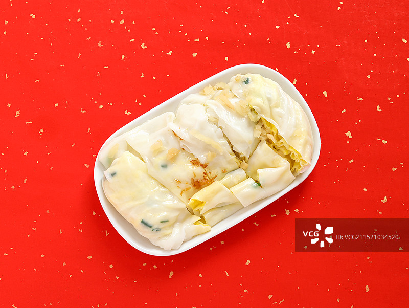 红色背景上，一碟子的广东特色美食早餐肠粉图片素材
