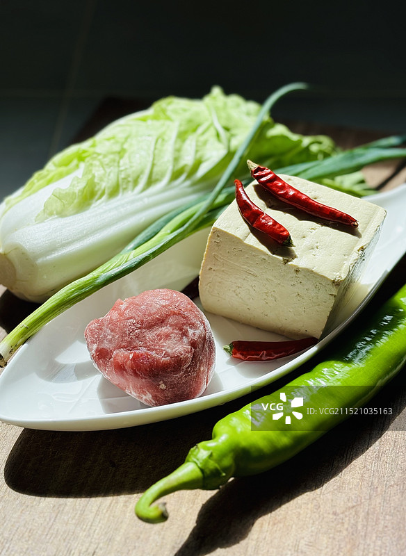 豆腐炖白菜，少不了一点肉沫！图片素材