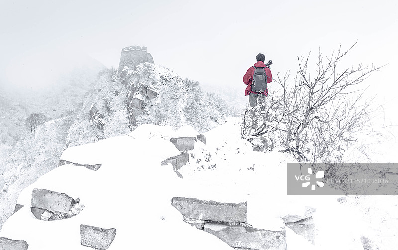 冬日雪后长城景色一个人站立图片素材