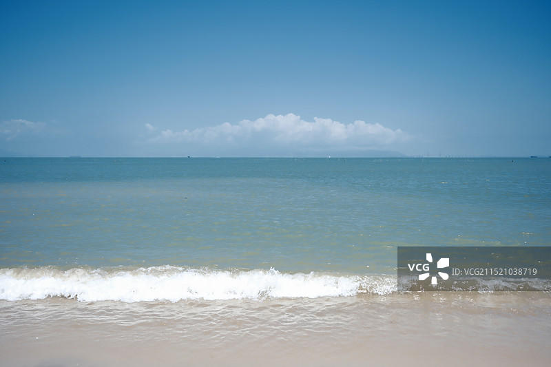 珠海桂山岛海景：蓝天白云与碧海沙滩图片素材