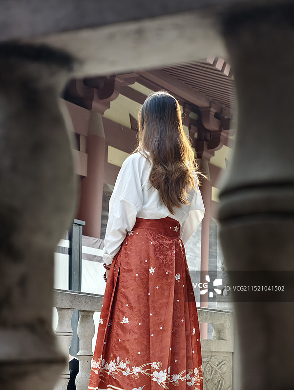 透过围栏观赏西安大兴善寺佛殿前的美女图片素材