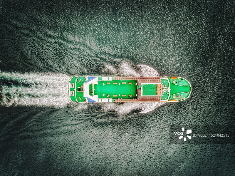 于沉寂的海面上激起波澜图片素材