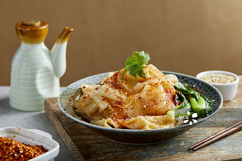 陕西传统特色美食 油泼面图片素材