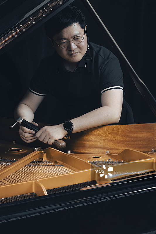钢琴调律师图片素材
