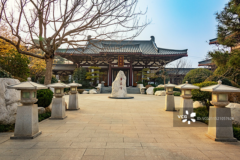 蓝天白云下的华清宫华清池遗址骊山国家森林公园，古色古香的芙蓉榭和芙蓉殿中式园林图片素材