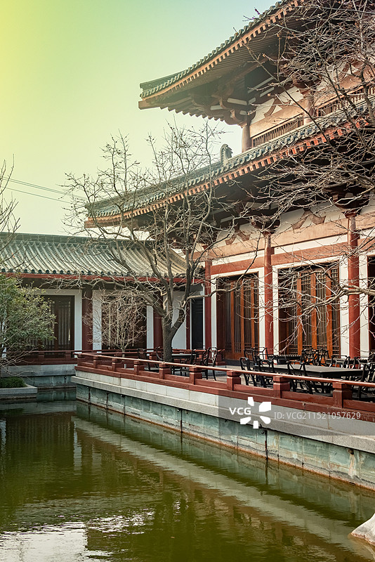 蓝天白云下的华清宫华清池遗址骊山国家森林公园，古色古香的芙蓉榭和芙蓉殿中式园林图片素材