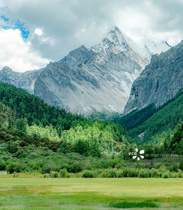 在稻城亚丁图片素材