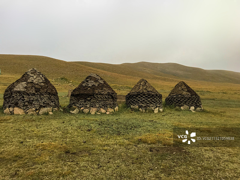 草原上的窑图片素材