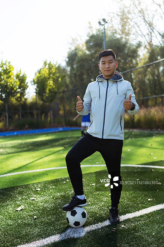 绿茵场上的足球教练图片素材