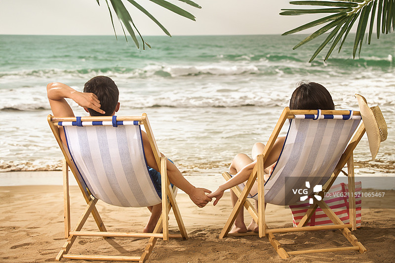 青年情侣在海边度假图片素材