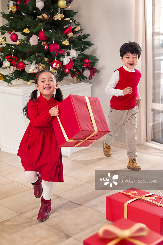 快乐的男孩女孩过圣诞节图片素材