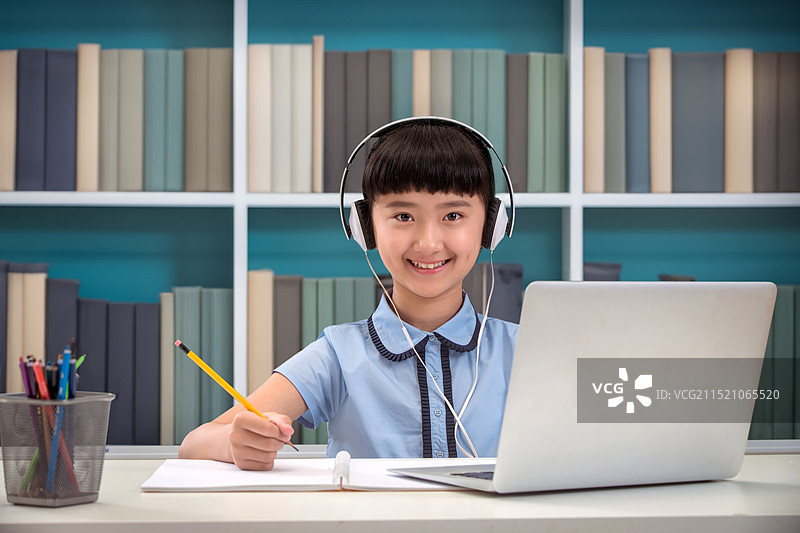 小学女生在线学习图片素材