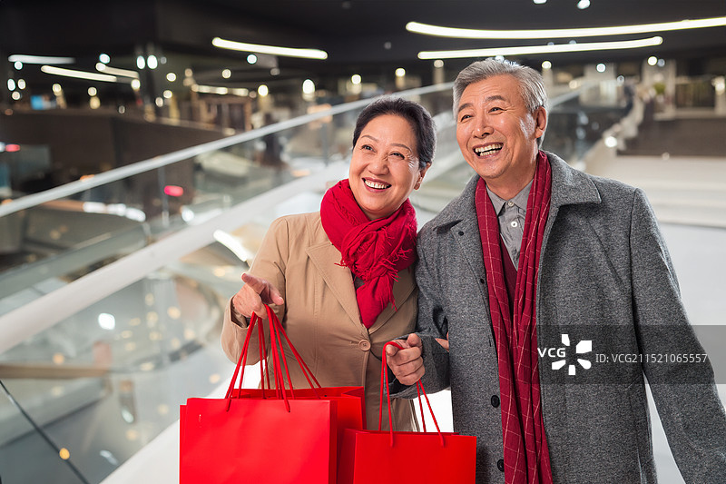 新年在商场里购物的老年夫妇图片素材