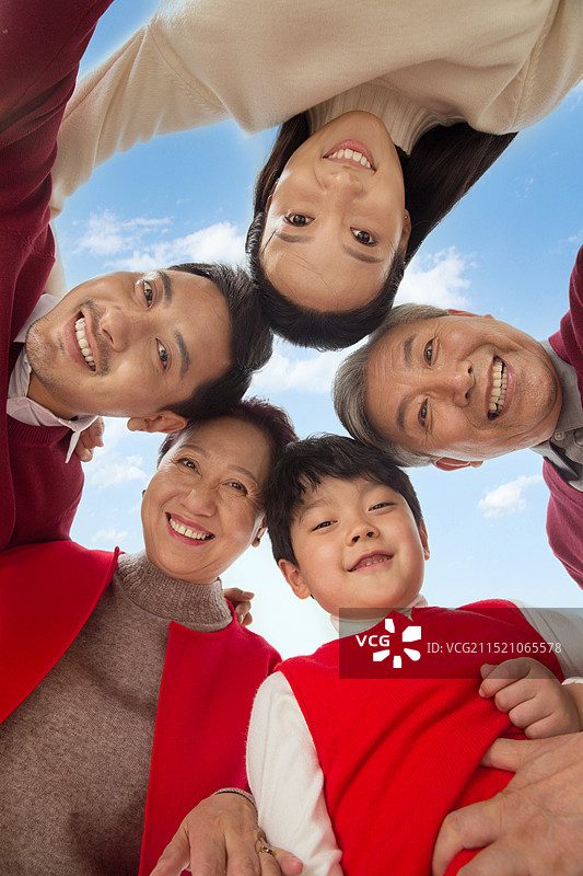 蓝天下幸福家庭过新年图片素材