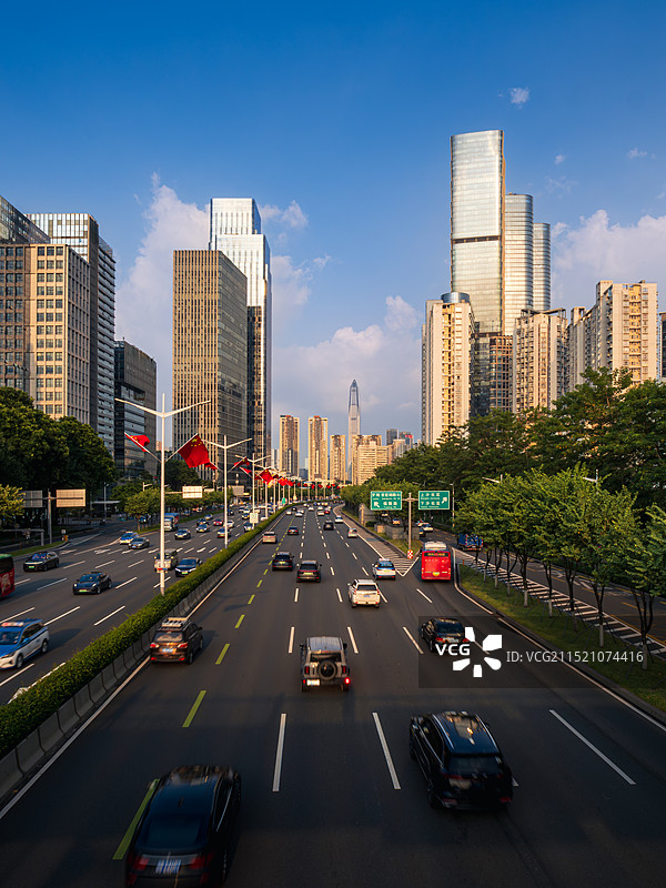 深圳繁华都市飘扬的国旗图片素材