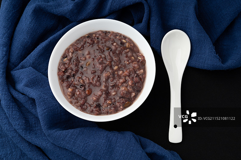 红豆花生腊八节八宝粥，美食小吃腊八粥，家庭健康营养早餐滋补品静物特写图片素材