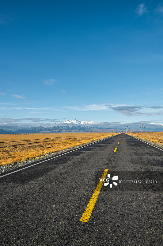 雪山下 公路图片素材