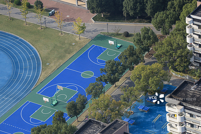 高角度看校园的操场、篮球场和足球场图片素材