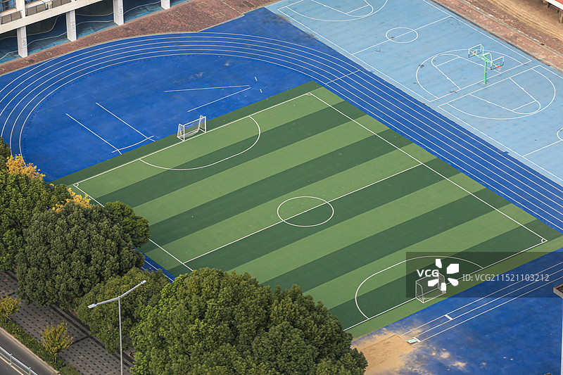 高角度看校园的操场、篮球场和足球场图片素材