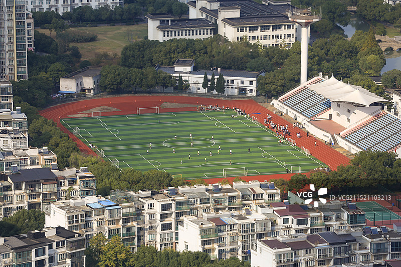高角度看校园的操场、篮球场和足球场图片素材