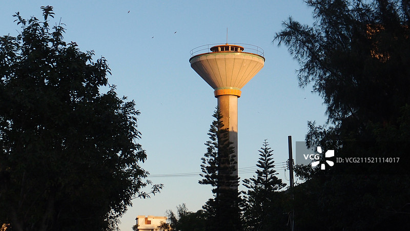 黄昏里的水塔图片素材