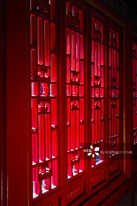 故宫东六宫宫殿里的步步锦式朱漆隔扇窗图片素材