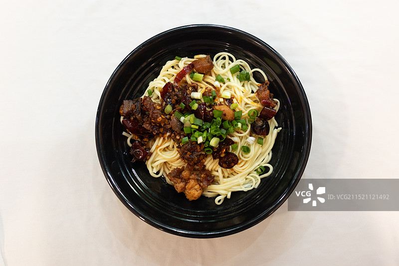 中国贵州安顺辣鸡面，特色美食小吃辣子鸡面干拌面，舌尖上的美味面条面食静物特写图片素材