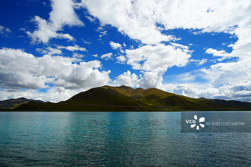 羊卓雍措圣湖的湛蓝湖水图片素材