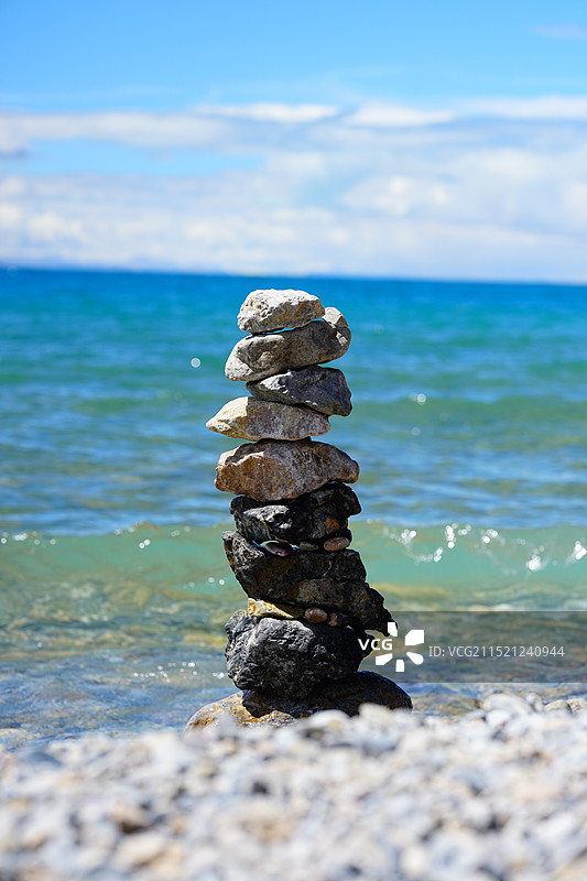 纳木错圣湖旁的小小玛尼堆图片素材