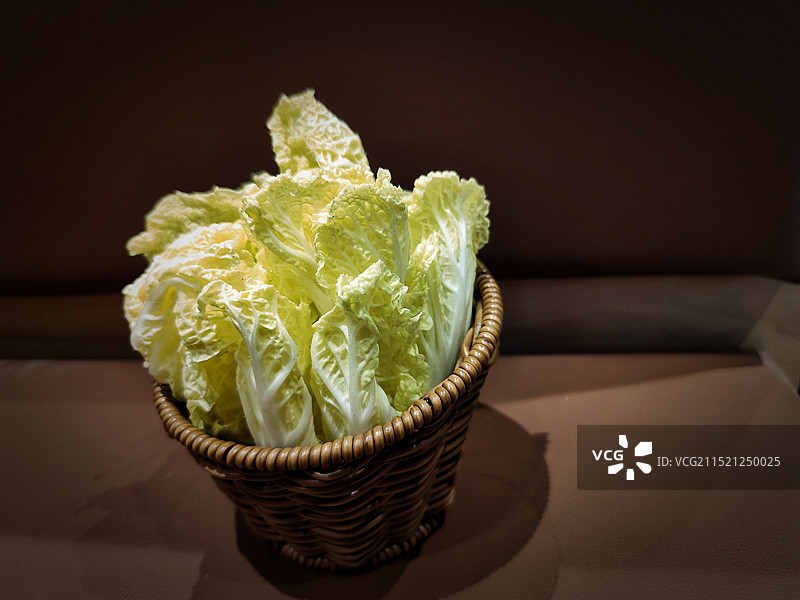 火锅配菜娃娃菜：桌子食物高视角特写镜头图片素材