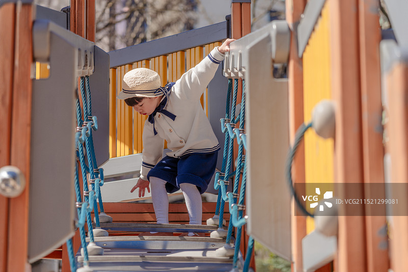 穿越野外绳索桥的勇敢男孩图片素材