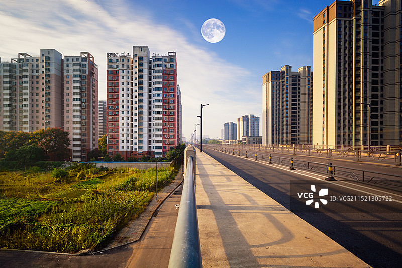 从涡阳三桥眺望秋日晨光中集贤路街景+安徽涡阳图片素材