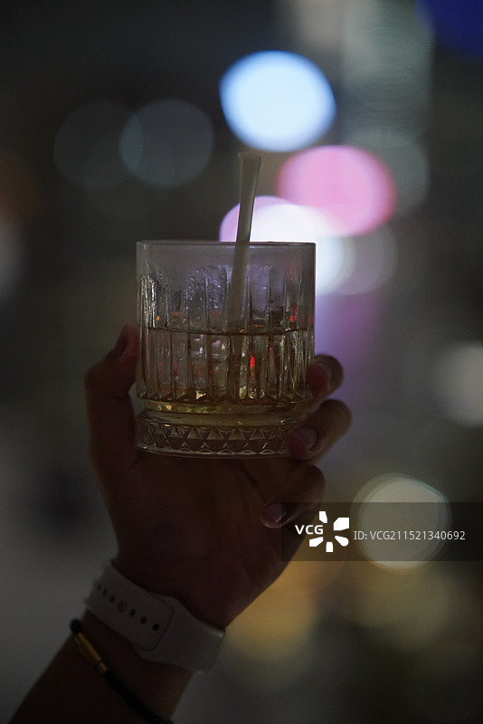 夜晚酒杯聚焦特写图图片素材