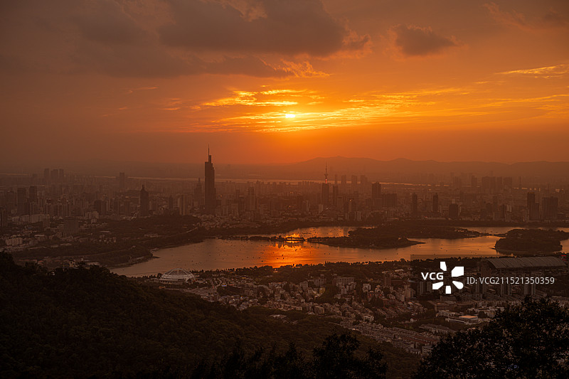 2024年10月1日，秋高气爽，日落时分在紫金山顶头陀岭风景区欣赏南京晚霞，城市天际线甚是壮观！图片素材