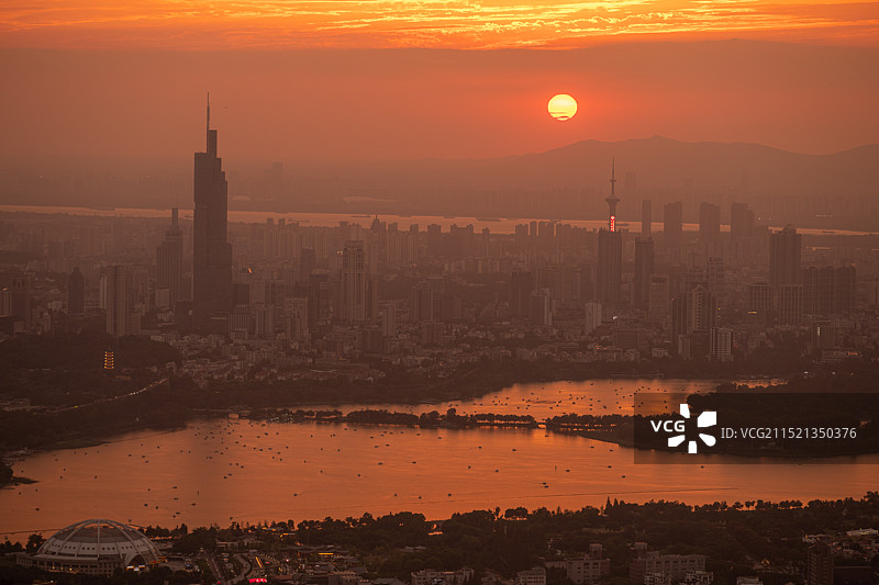 2024年10月1日，秋高气爽，日落时分在紫金山顶头陀岭风景区欣赏南京晚霞，城市天际线甚是壮观！图片素材